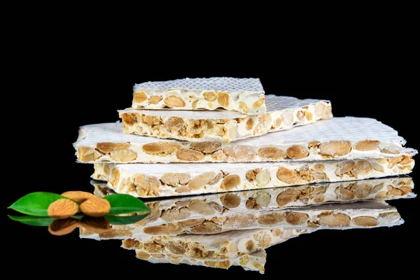 Geleneksel İspanyol tatlı turonu beyaz tatlı temel ve badem