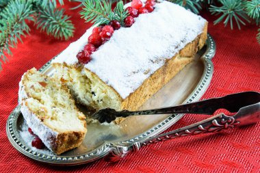 Noel ve Yeni Yıl geleneksel pastası üzümlü, badem ezmeli