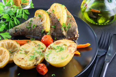 Taze kızarmış balık, sebzeli ve zeytinyağlı.