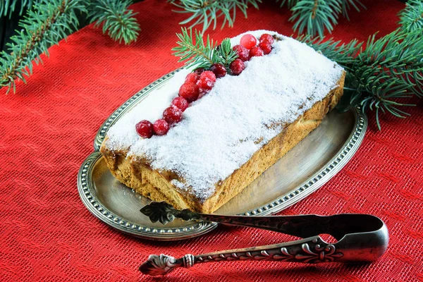 Pastel de Navidad y Año Nuevo con pasas, mazapán y nueces en t — Foto de Stock