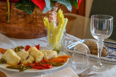 Kızarmış morina balığı dilimlenmiş beyaz tabak ve tatlı çan biberi.