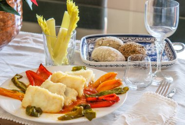 Güzel bir şenlik masası manzarası. Dilimlenmiş beyaz tabak.