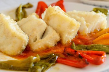 Kızarmış morina balığı dilimleri ve beyaz biberler.