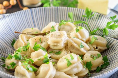 Mavi kasede maydanozlu taze ev yapımı hamur tatlısı.