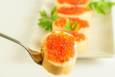 Beyaz ekmek ve kırmızı havyar kum cadısı, beyaz çuvala yaklaş.