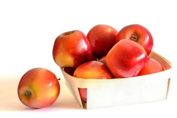 Manzanas rojas frescas en la canasta sobre fondo blanco. Saludable — Foto de Stock