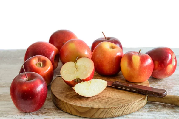 Grupo de manzanas rojas frescas en el tablero de madera en la pestaña de la cocina — Foto de Stock