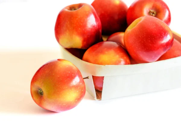 Grupo de manzanas rojas frescas en la canasta sobre fondo blanco . — Foto de Stock