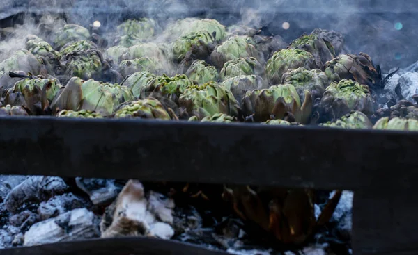 Braseiro para assar alcachofras no mercado ao ar livre . — Fotografia de Stock