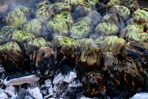 Alcachofras exóticas frescas assando no braseiro no carvão. Férias , — Fotografia de Stock