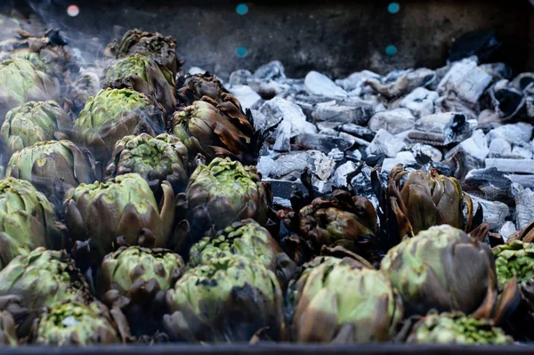 Alcachofras cozidas no carvão no braseiro um feriado em — Fotografia de Stock