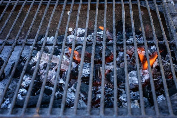 いくつかの食事を焼くために準備された燃焼石炭の金属火鉢 — ストック写真