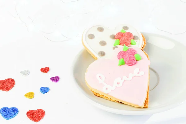 Herzkuchen zum Valentinstag auf dem weißen Teller am — Stockfoto