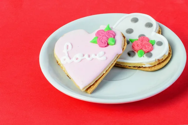 Two sweet cakes in a form of hearts for Valentines day on the wh — Stock Photo, Image