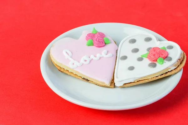 Tarjeta de felicitación para el día de San Valentín. Pasteles dulces en forma de — Foto de Stock