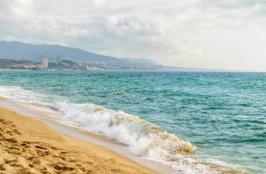 Güzel Akdeniz manzarası. Deniz, dalgalar ve bulutlu gökyüzü. Costa Brava kıyısı. 