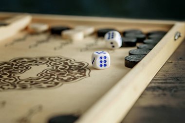 Tavla masasının ahşap tahtasındaki tatlılar yakın plan. Acele etmeyi bırak, evde kal ve hayatın tadını çıkar.. 