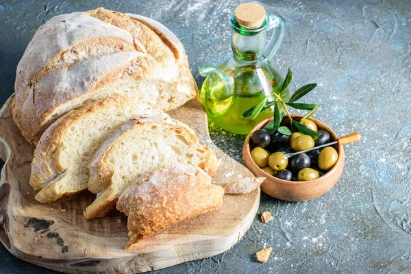 Pão Caseiro Branco Fatiado Placa Corte Cozinha Madeira Garrafa Azeite — Fotografia de Stock