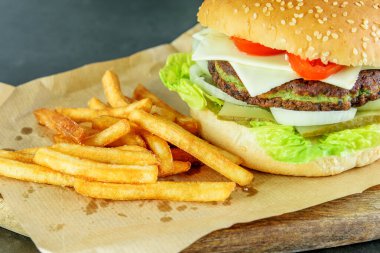 Ispanak pirzolası, sebze ve patates kızartması ile vejetaryen burger, üst manzara. Lezzetli hafif fast food. Sağlıklı yiyeceklerin tadını çıkarıyorum.. 