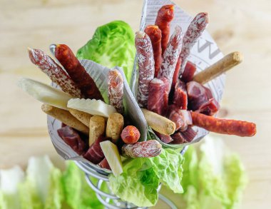 Eko kağıt torbada leziz fuet ve sucuk, peynir ve ekmek çubukları var. Fast food, tipik Akdeniz yemeği.. 