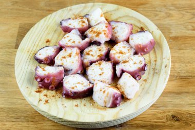 Özel tarifle kırmızı baharatlı biberli ahtapot dilimleri. Galiçya 'dan geleneksel yemek.