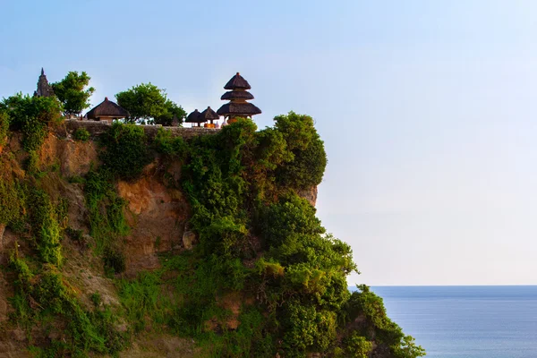 Pohled z útesu v chrámu Bali Indonesia.Uluwatu — Stock fotografie