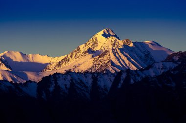 Himalaya dağ güneş doğarken sabah saat aralığında.