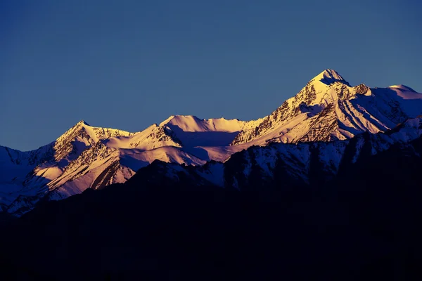 Cordillera del Himalaya durante la salida del sol por la mañana . — Foto de Stock