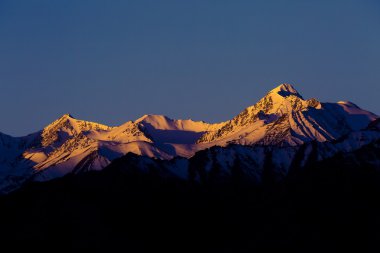 Muhteşem dağ manzarası Himalaya aralığı arka plan, Leh-Ladakh, Jammu ve Keşmir, Kuzey Hindistan