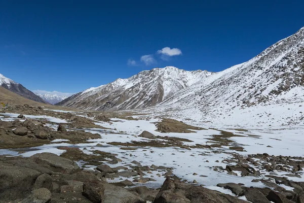 Εντυπωσιακό τοπίο βουνού Himalaya εύρος φόντο, Λεχ-Ladakh, Τζαμού & Κασμίρ, Βόρεια Ινδία — Φωτογραφία Αρχείου