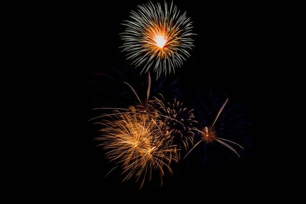 Fuegos artificiales en la noche.Noche de Año Nuevo . — Foto de Stock