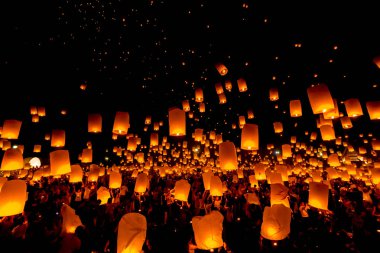 Sansai, Chiangmai, Tayland - Kasım 14: Yee Peng Festivali, Loy Kra