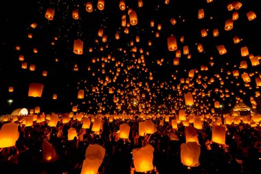 Sansai, Chiangmai, Tayland - Kasım 14: Yee Peng Festivali, Loy Kra