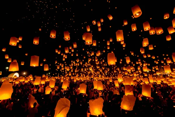 Sansai, Chiangmai, Tayland - Kasım 14: Yee Peng Festivali, Loy Kra — Stok fotoğraf