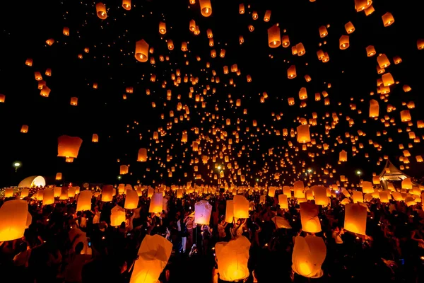 Sansai, Chiangmai, Tayland - Kasım 14: Yee Peng Festivali, Loy Kra — Stok fotoğraf
