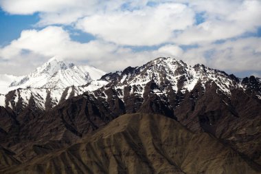 Muhteşem dağ manzarası Himalaya aralığı arka plan, Leh-Ladakh, Jammu ve Keşmir, Kuzey Hindistan