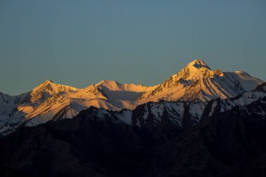 Muhteşem dağ manzarası Himalaya aralığı arka plan, Leh-Ladakh, Jammu ve Keşmir, Kuzey Hindistan