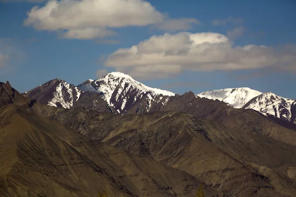 Muhteşem dağ manzarası Himalaya aralığı arka plan, Leh-Ladakh, Jammu ve Keşmir, Kuzey Hindistan — Stok fotoğraf