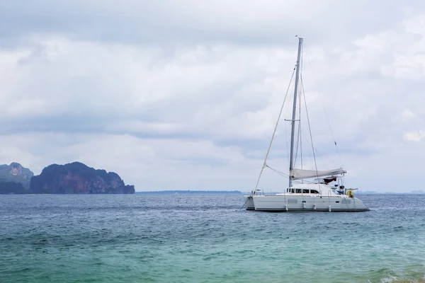 Jachta na pláži v Krabi Thajsko — Stock fotografie