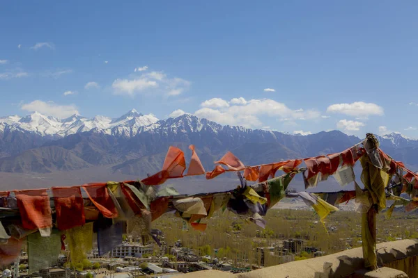 Tibetaanse Gebedsvlaggen in Shey Palace, Ladakh, India — Stockfoto