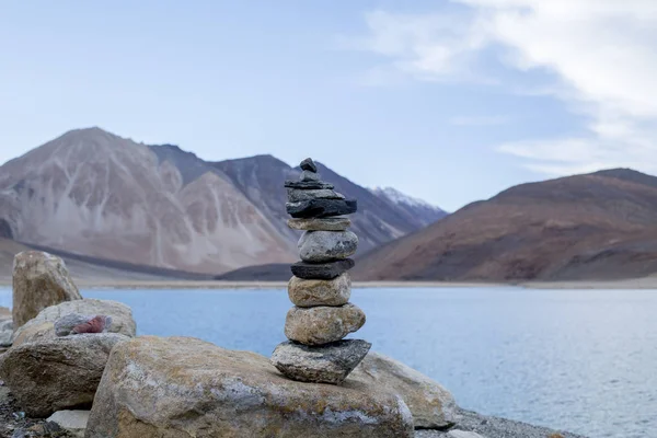 Kövek piramis szimbolizálja a stabilitás, a zen, a harmónia, a mérleg kavicsos strandon. Pangong-tó. Leh-Ladakh, Jammu & Kasmír, Észak-India — Stock Fotó