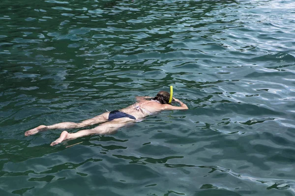 Mujer haciendo snorkel en aguas tropicales claras — Foto de Stock