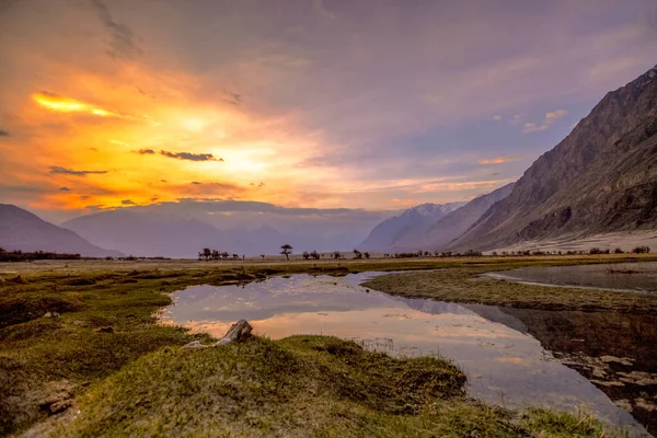 Salida del sol en Nubra Valley, Leh Ladakh,, Jammu & Cachemira, Norte —  Fotos de Stock