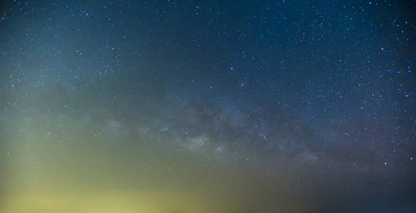 La Vía Láctea y el cielo estrellado capturados desde una cámara de fotograma completo fotografía de larga exposición en 3200 iso y f / 2.8. * * Nota: grano visible al 100% — Foto de Stock