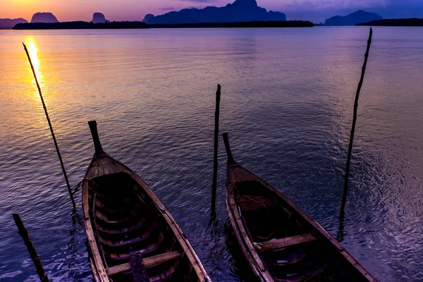 Barcos tailandeses tradicionales en la playa del amanecer . —  Fotos de Stock