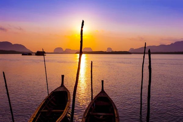 Barcos tailandeses tradicionais na praia do nascer do sol . — Fotografia de Stock