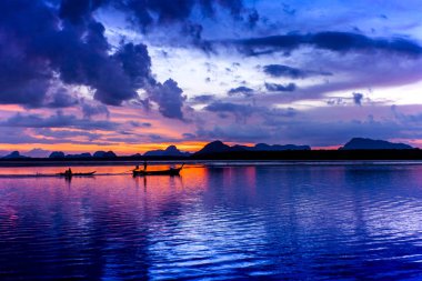 Sahilde günbatımı anda alacakaranlık gökyüzü sonra üzerinde kontrast 