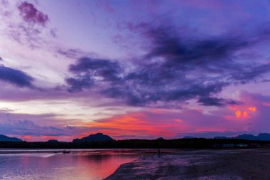 Sahilde günbatımı anda alacakaranlık gökyüzü sonra üzerinde kontrast 