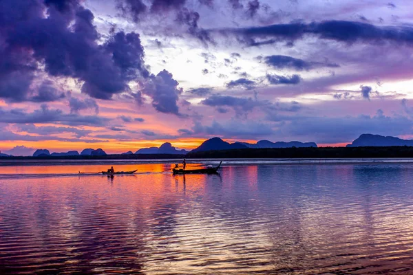 Silueta la playa al atardecer, en el crepúsculo cielo después —  Fotos de Stock