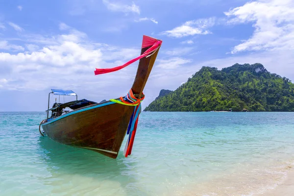 Barcos tailandeses tradicionales cerca de la playa . —  Fotos de Stock